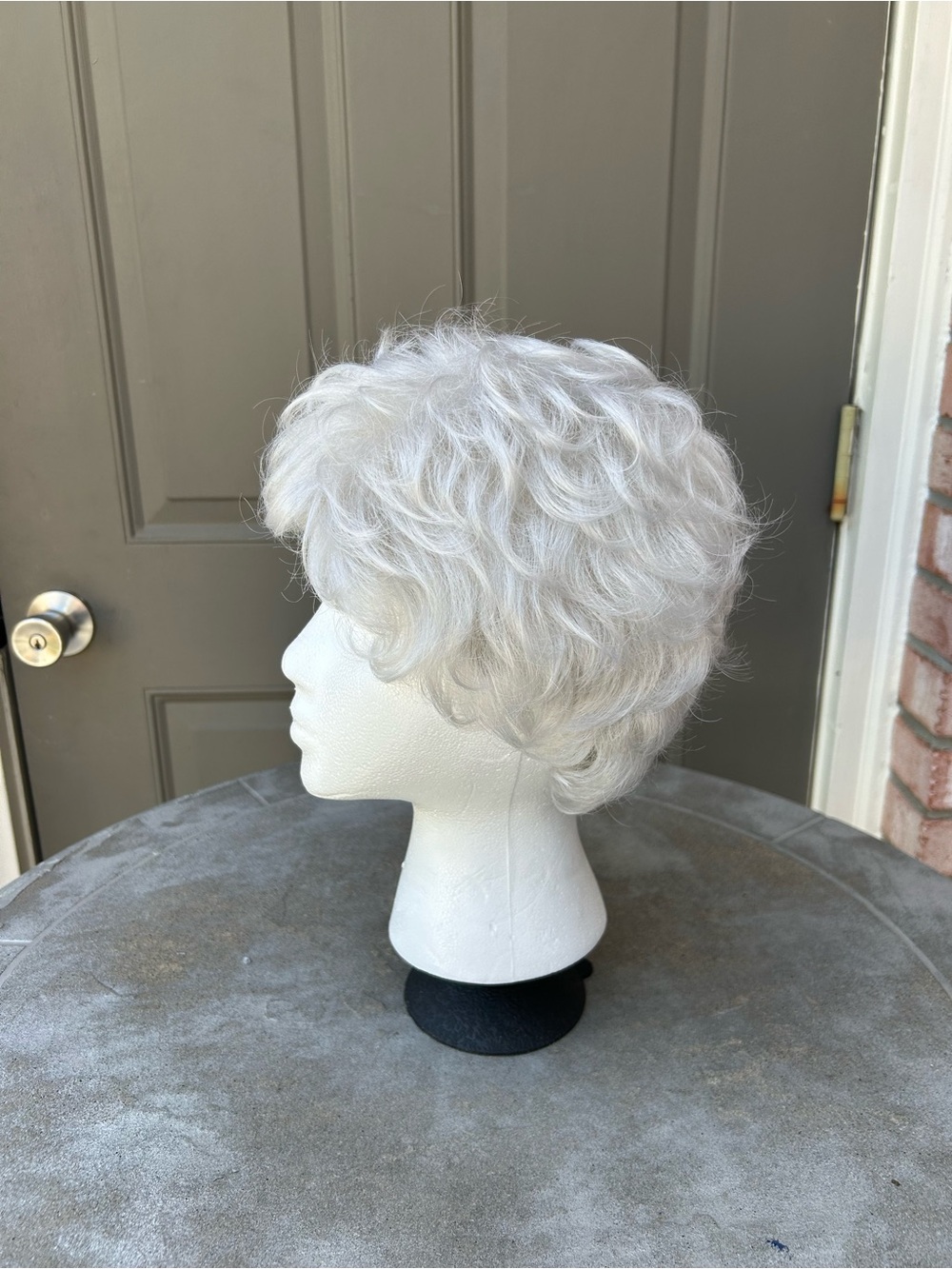 Short White Women's Synthetic Wig - Natural Wave Style